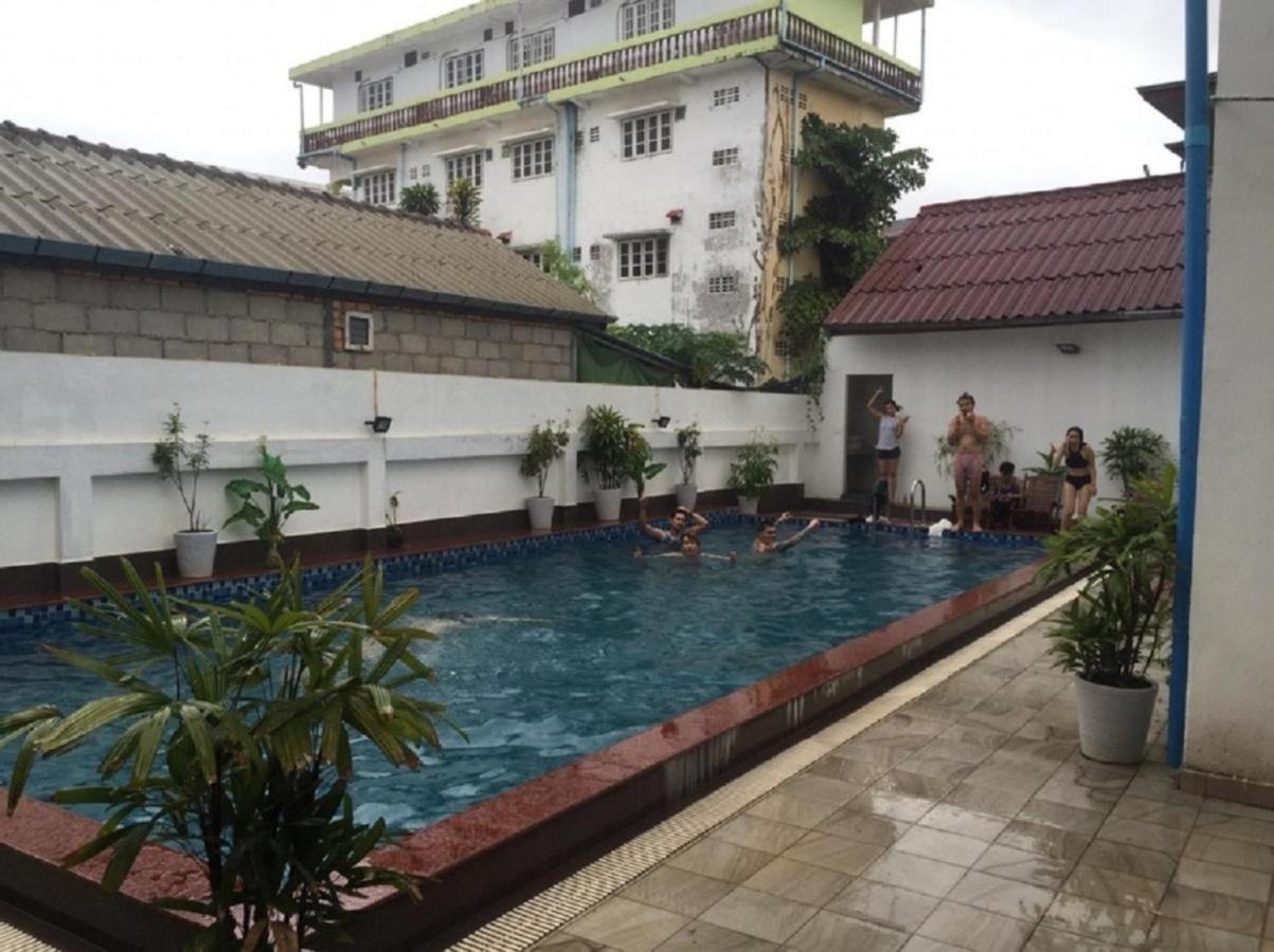 V Central Hotel Vang Vieng Exteriör bild