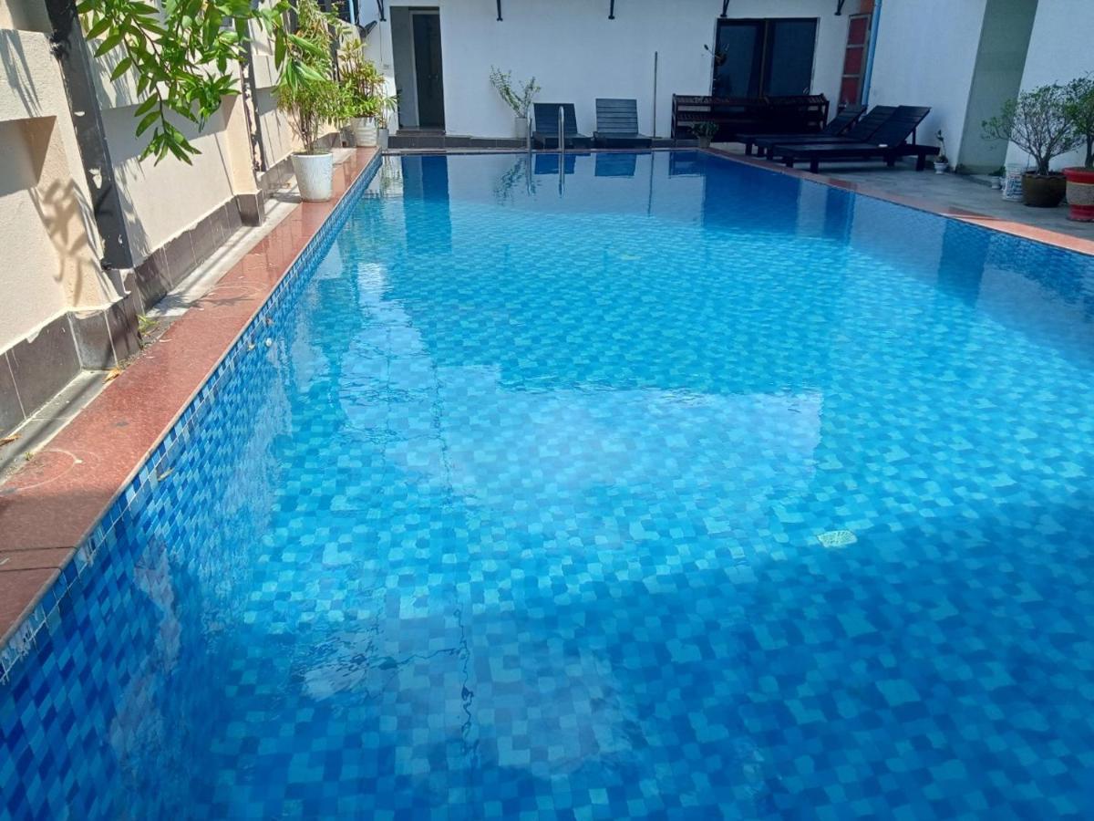 V Central Hotel Vang Vieng Exteriör bild