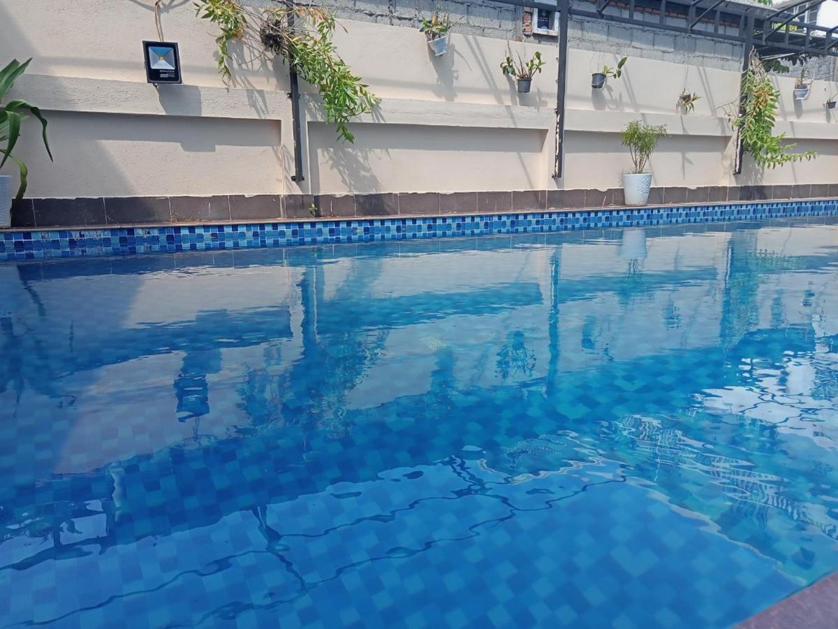 V Central Hotel Vang Vieng Exteriör bild